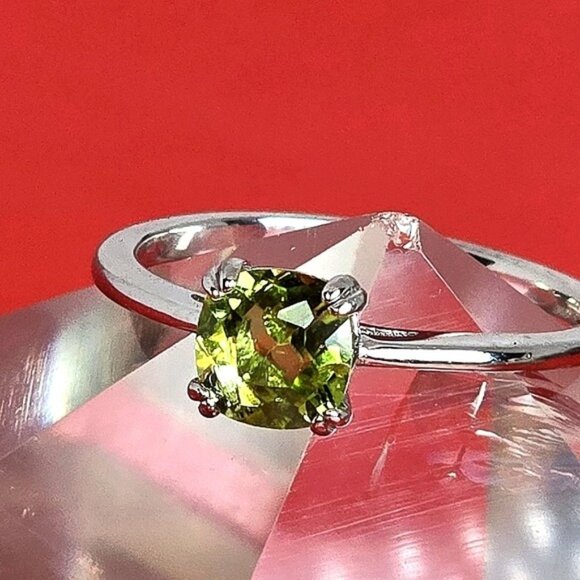 925 Sterling Silver Ring SZ 8.5 with Natural Peridot Gemstone - Picture 1 of 10